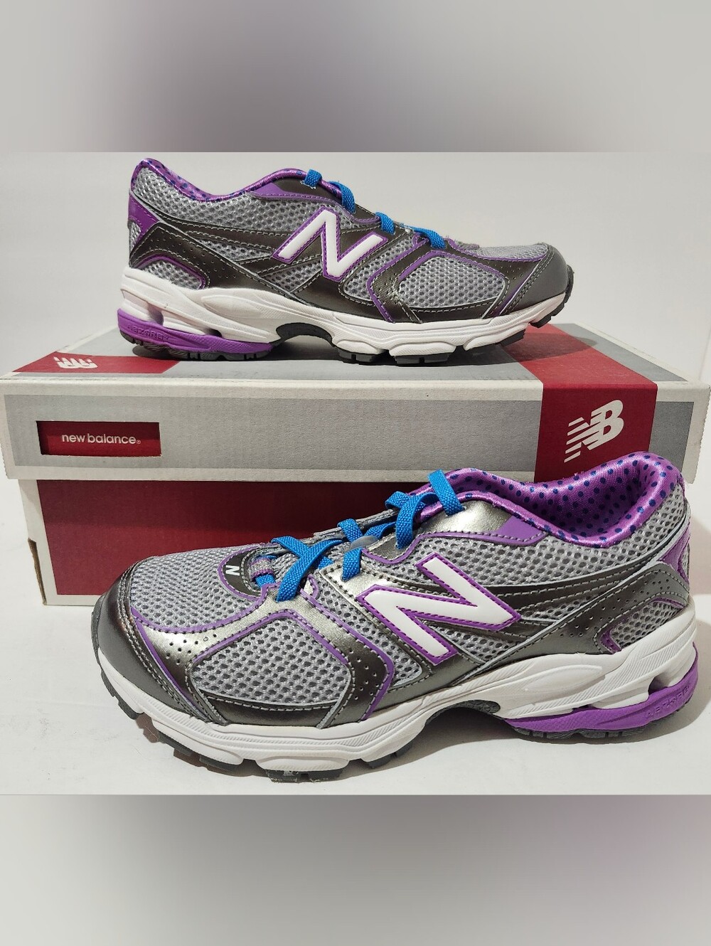 New Balance women's Nlock trail running sneakers in gray and purple Model WR749